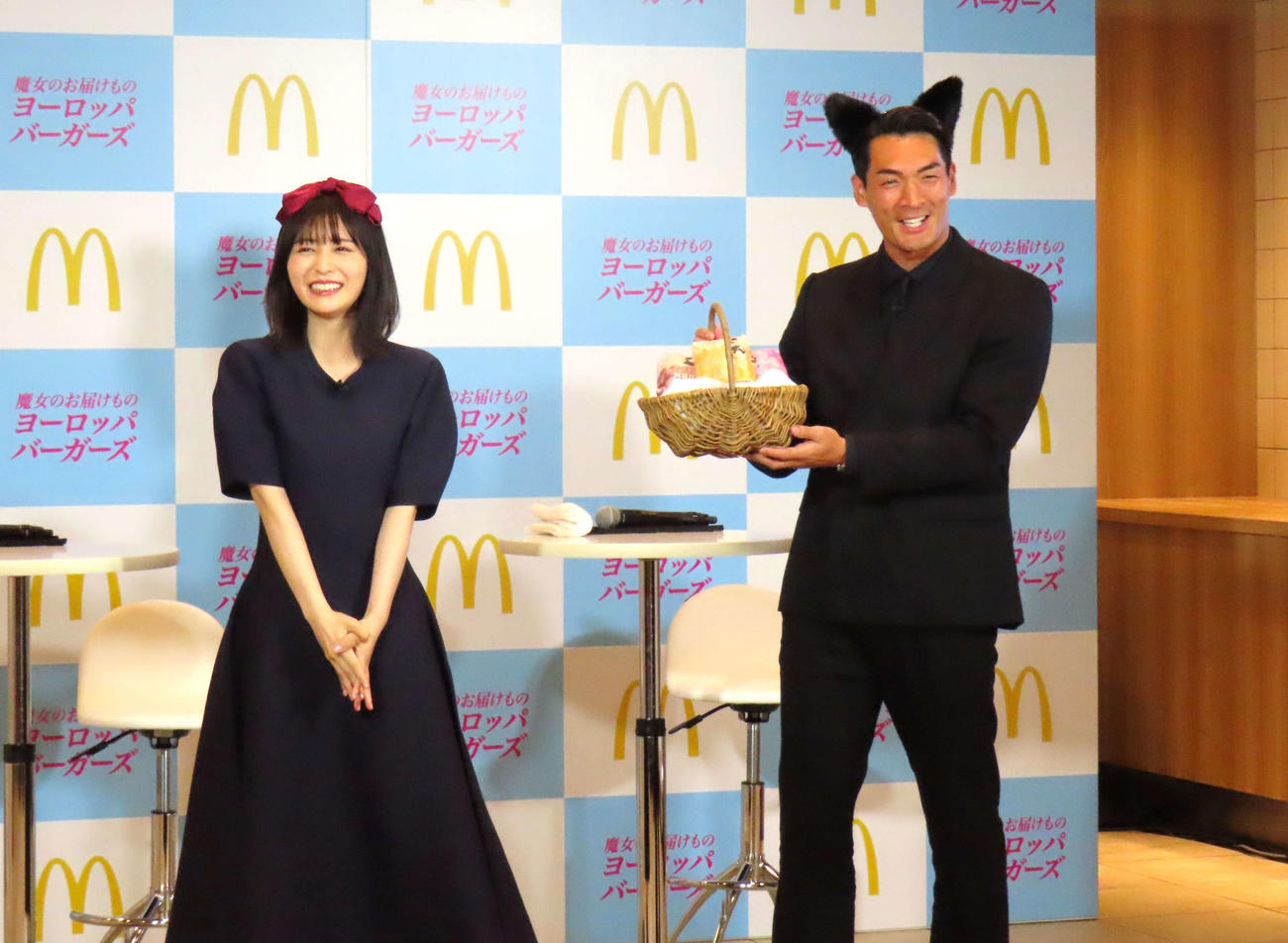 マクドナルドの新商品発表イベントに登壇した長濱ねる（左）と槙野智章