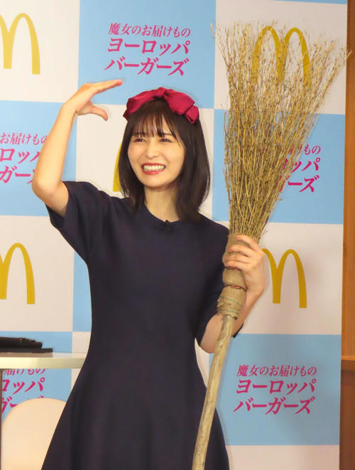 長濱ねるが魔女の宅急便“キキ”に変身！“ジジ”に扮した槙野智章も絶賛「かわいくてお似合い」