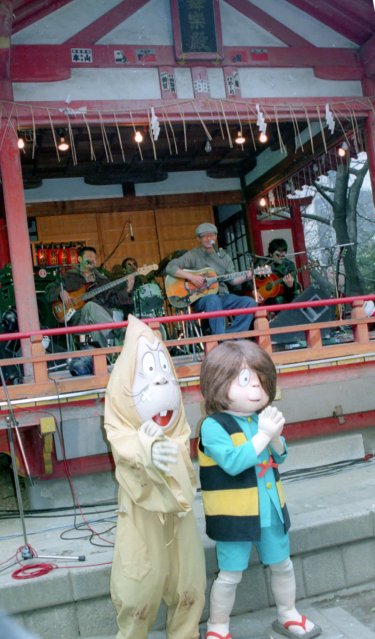 フジテレビアニメ「ゲゲゲの鬼太郎」の主題歌を歌う憂歌団は東京・新宿の花園神社でライブを行った（1996年12月撮影）