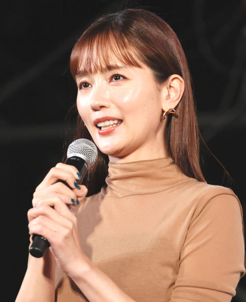 「あさイチ」出演女優が透け感ホワイトコーデで美脚チラリ「シアーな感じに」