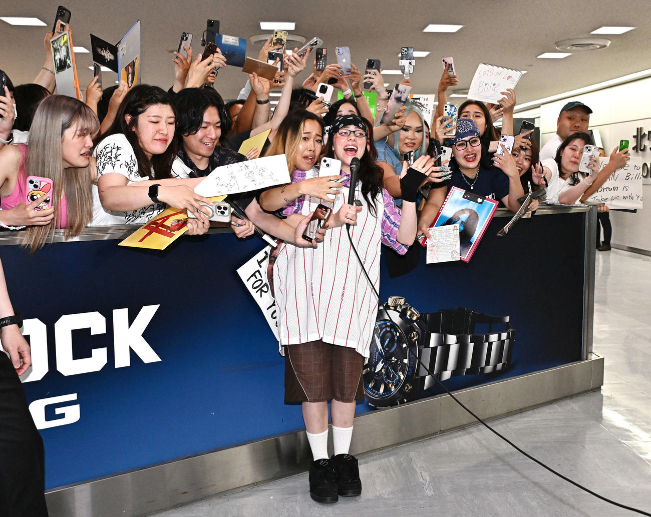 来日したビリー・アイリッシュ（中央）はファンに囲まれる（撮影・滝沢徹郎）