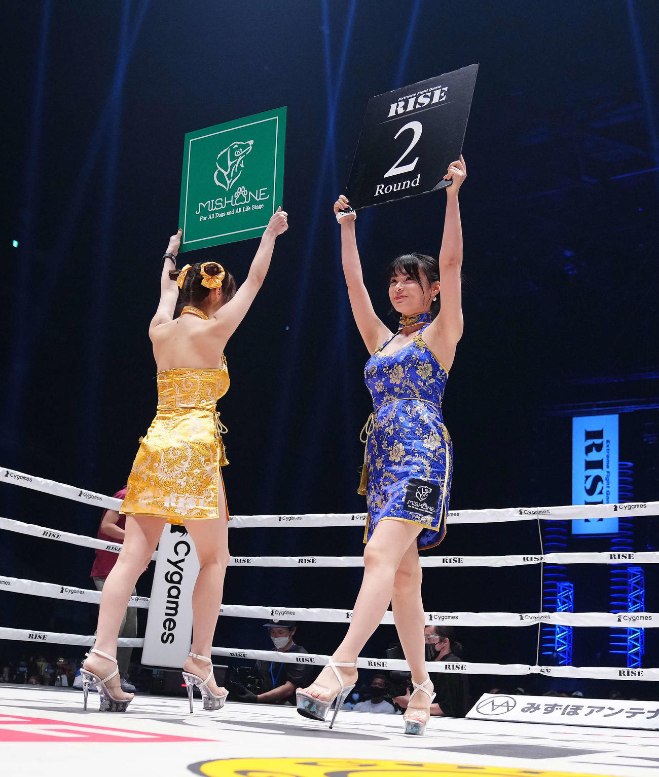 RISE横浜大会　2021年RISEラウンドガール「R－1 SE Force」の星名美津紀（右）（2021年9月23日撮影）