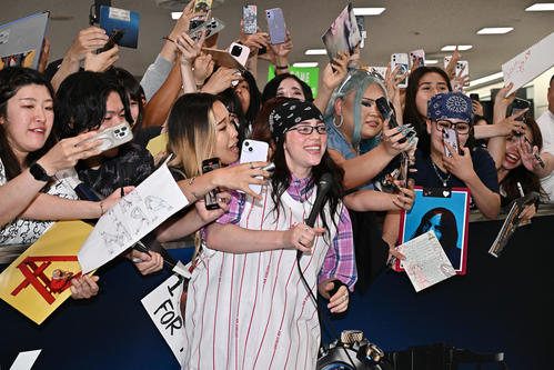 ビリー・アイリッシュ「日本に戻ってこられてとてもうれしい」成田空港でファン250人大歓声