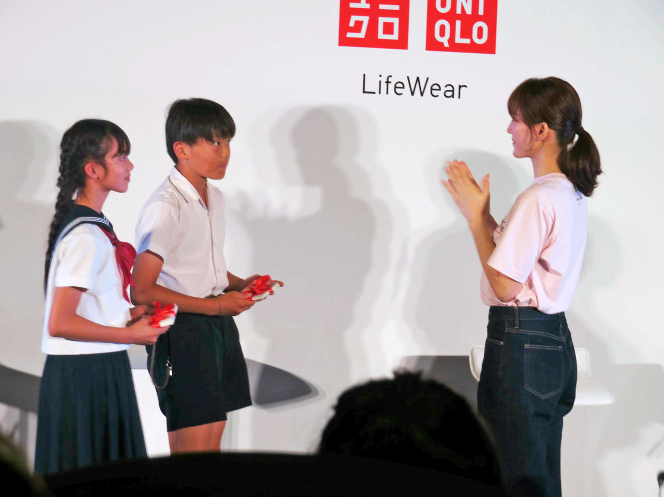 「“届けよう、服の力プロジェクト”」ユニクロ特別課外授業で講師助手を務めた綾瀬はるかと参加した小学生