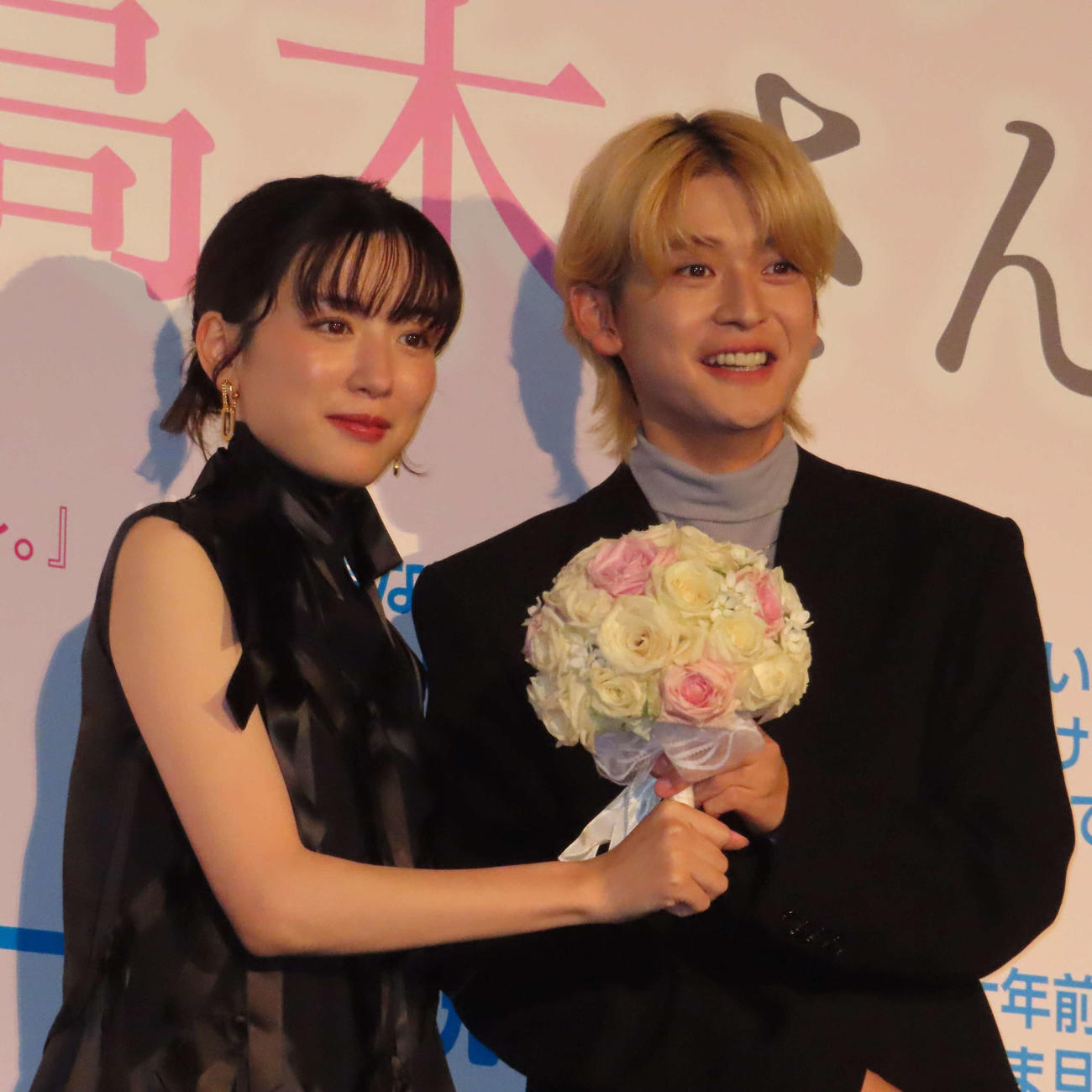 映画「からかい上手の高木さん」のヒット記念舞台あいさつに出席した永野芽郁（左）、高橋文哉