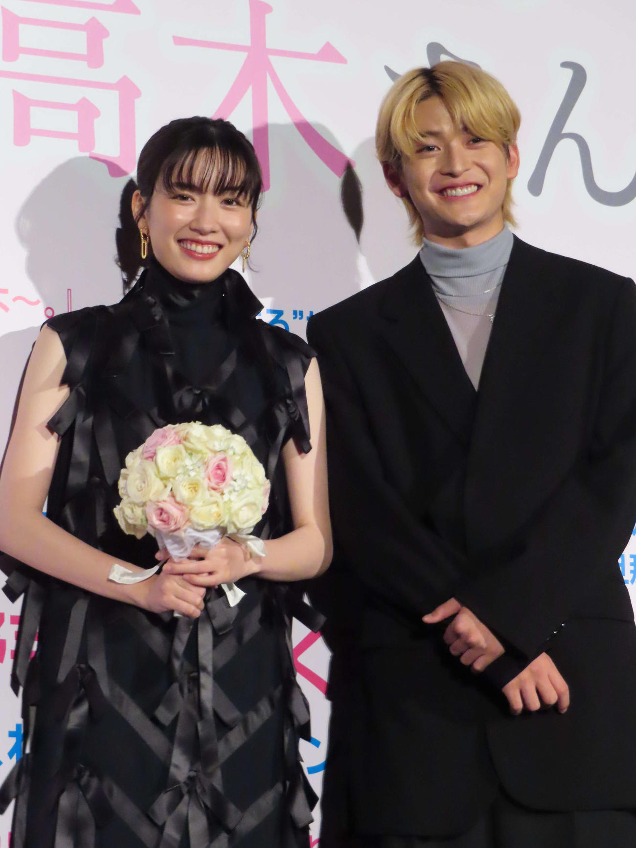 映画「からかい上手の高木さん」のヒット記念舞台あいさつに出席した永野芽郁（左）と高橋文哉