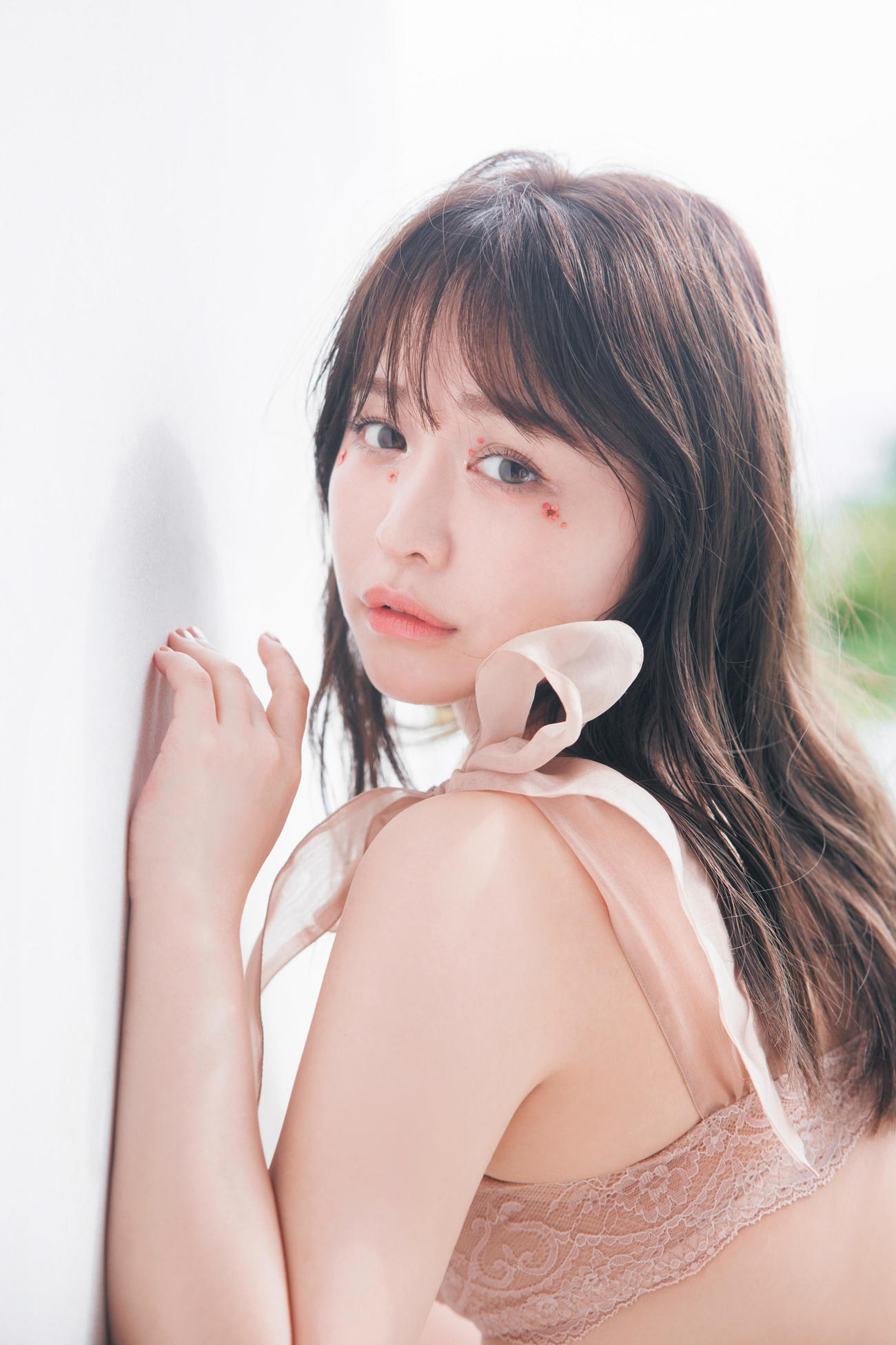 初のグラビア写真集「チャーミング」を発売するゆうこすこと菅本裕子(C)桑島智輝／講談社