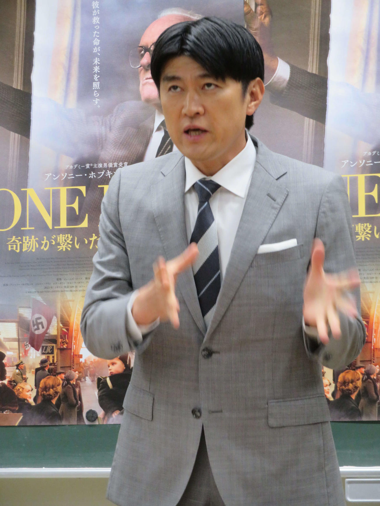 都内の都立西高で英映画「ONE LIFE　奇跡が〓（繋の車の下に凵）いだ6000の命」に関する特別授業を開いた藤井貴彦アナウンサー（撮影・村上幸将）
