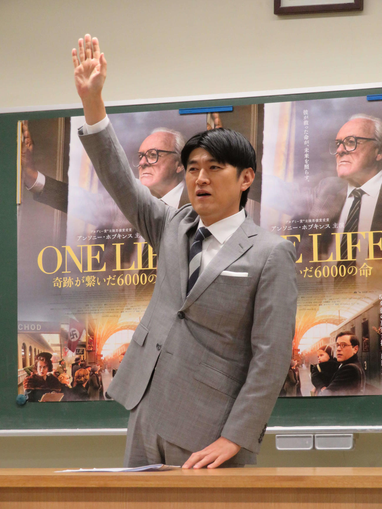 都内の都立西高で英映画「ONE LIFE　奇跡が〓（繋の車の下に凵）いだ6000の命」に関する特別授業を開いた藤井貴彦アナウンサー（撮影・村上幸将）
