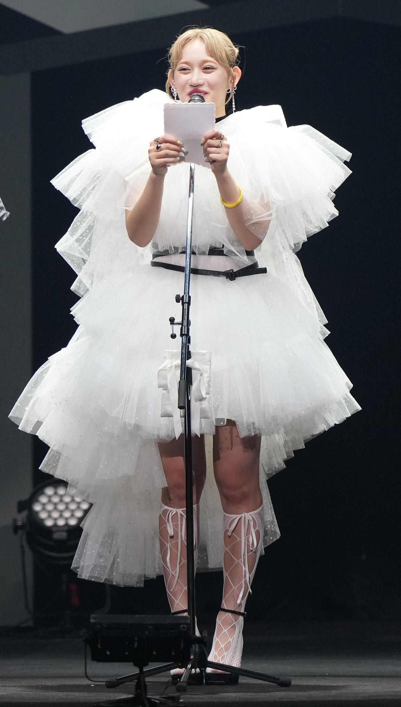 卒業するアンジュルムの佐々木莉佳子は手紙を読む（撮影・鈴木みどり）