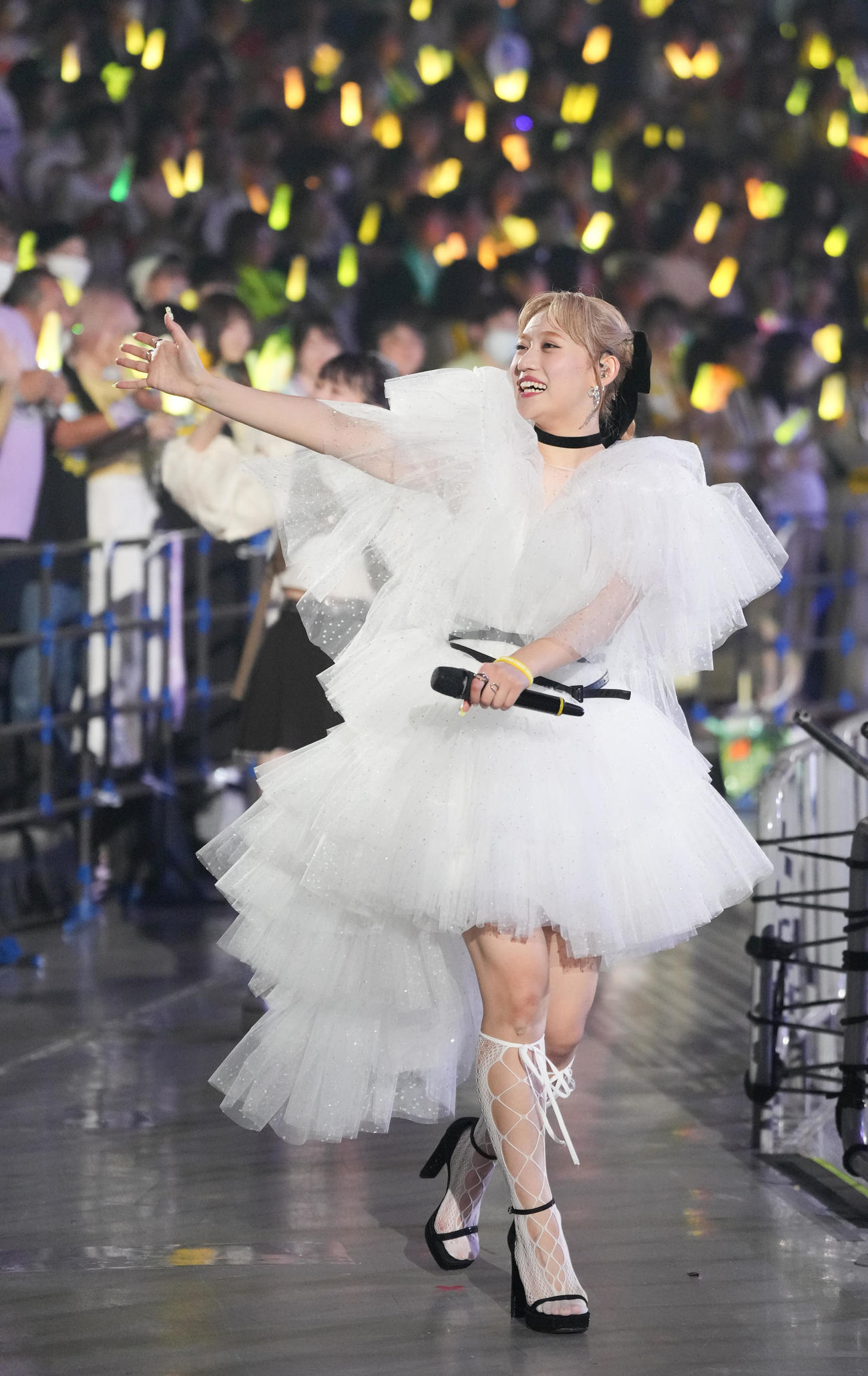 卒業するアンジュルムの佐々木莉佳子はファンに手を振る（撮影・鈴木みどり）