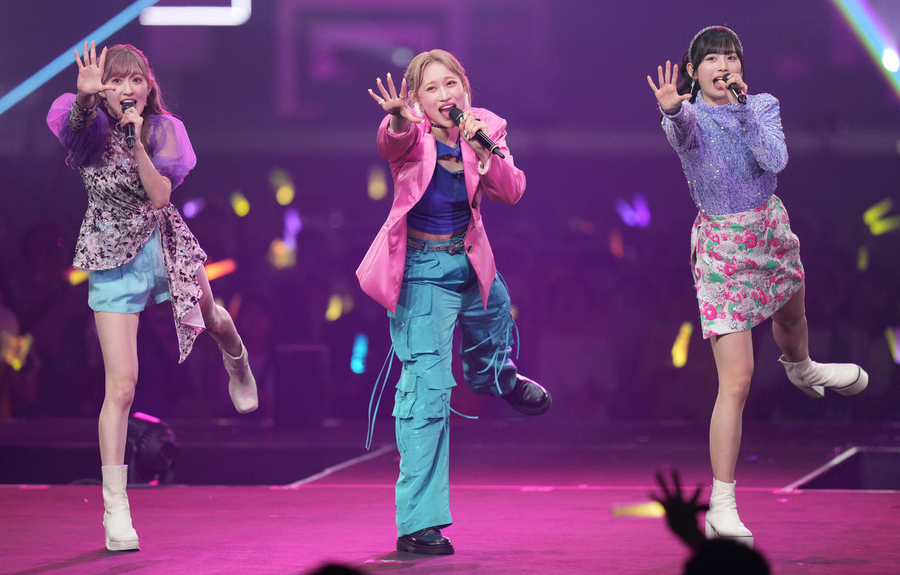 パフォーマンスするアンジュルム。中央は佐々木莉佳子（撮影・鈴木みどり）