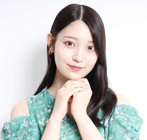 乃木坂46阪口珠美、金魚鉢持ったショット公開　香港の「金魚街」で「ちょこっと怖かったです」
