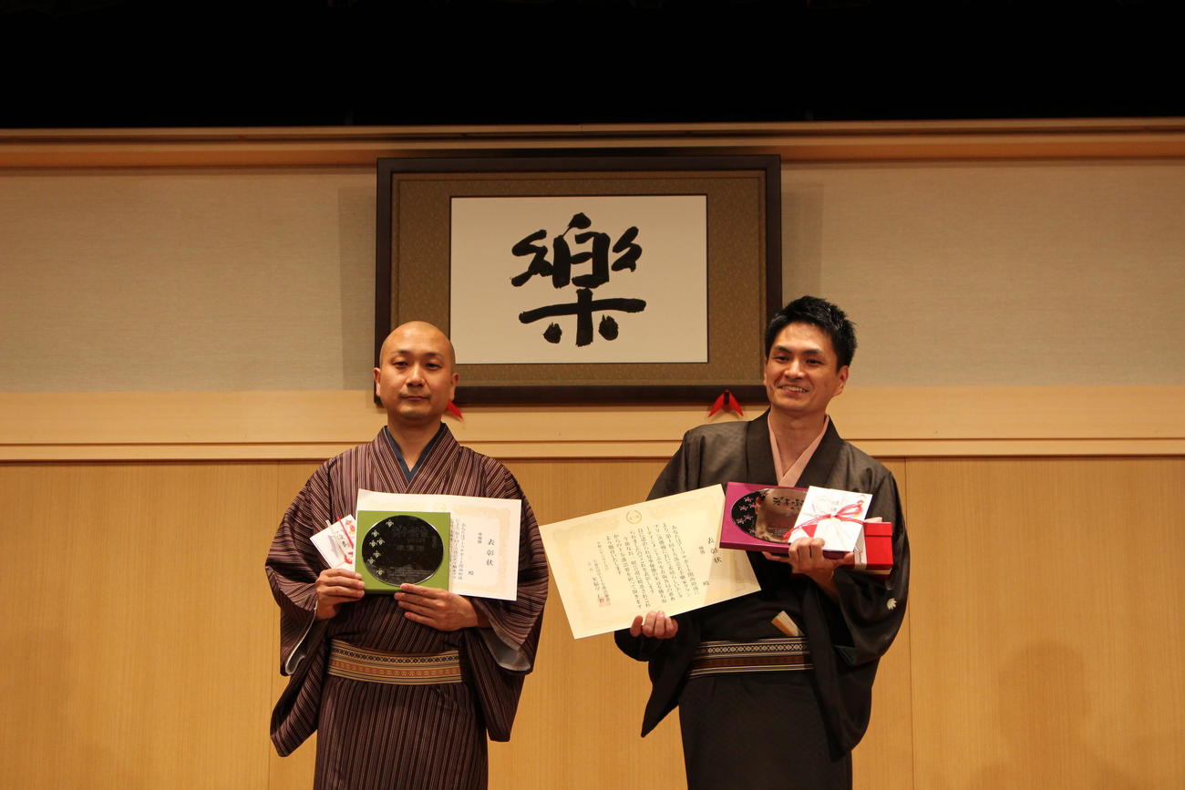 上方落語若手噺家グランプリで優勝した笑福亭笑利（右）と準優勝の笑福亭呂好
