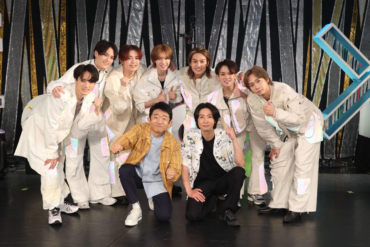 「相葉◎×部presents　覆面振付バトル部FES」に出演したえなりかずき（前列左）、相葉雅紀（同右）、後方はTravis Japan