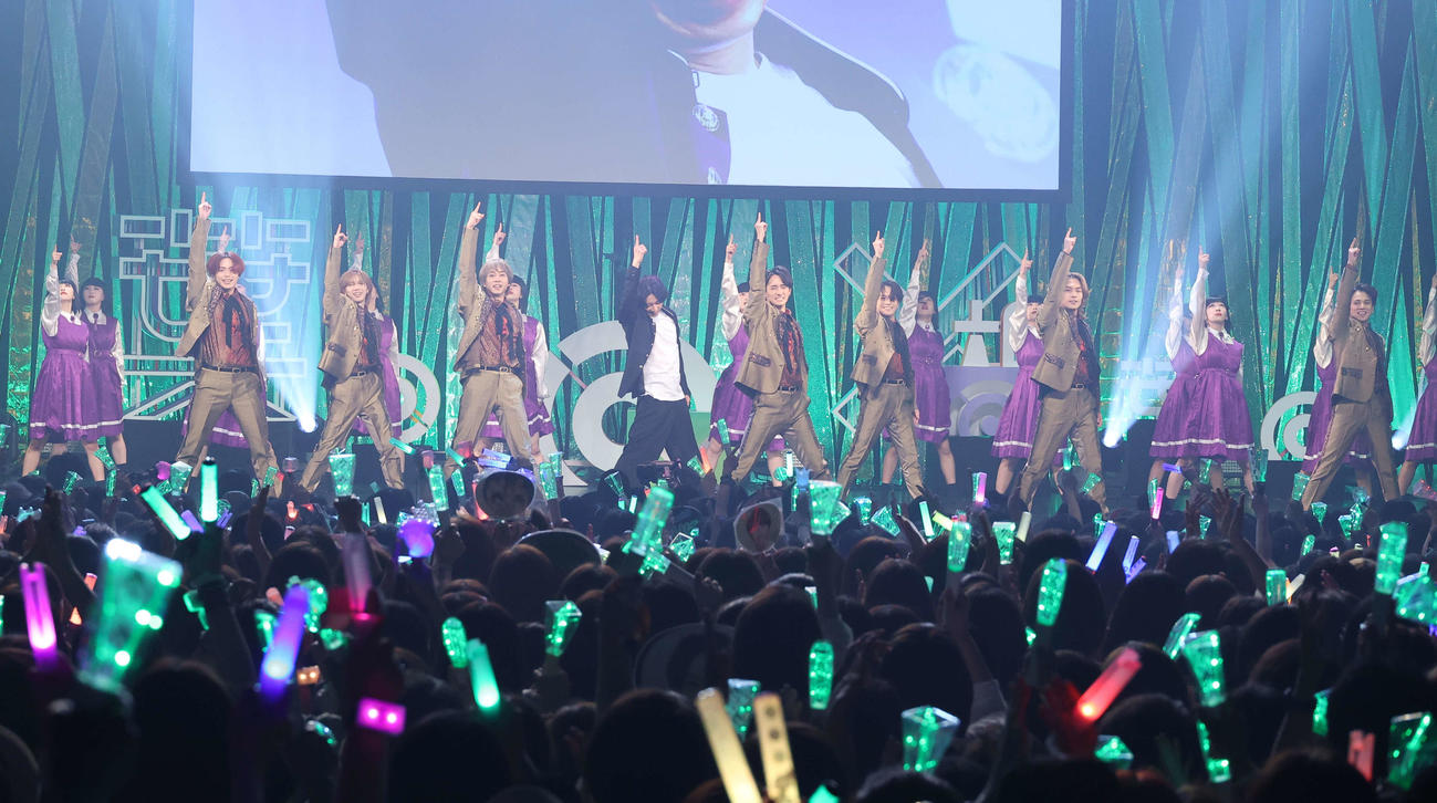 「相葉◎×部presents　覆面振付バトル部FES」に出演し、ダンスパフォーマンスを行った相葉雅紀（左から4人目）とTravis Japan、アバンギャルディのメンバーたち