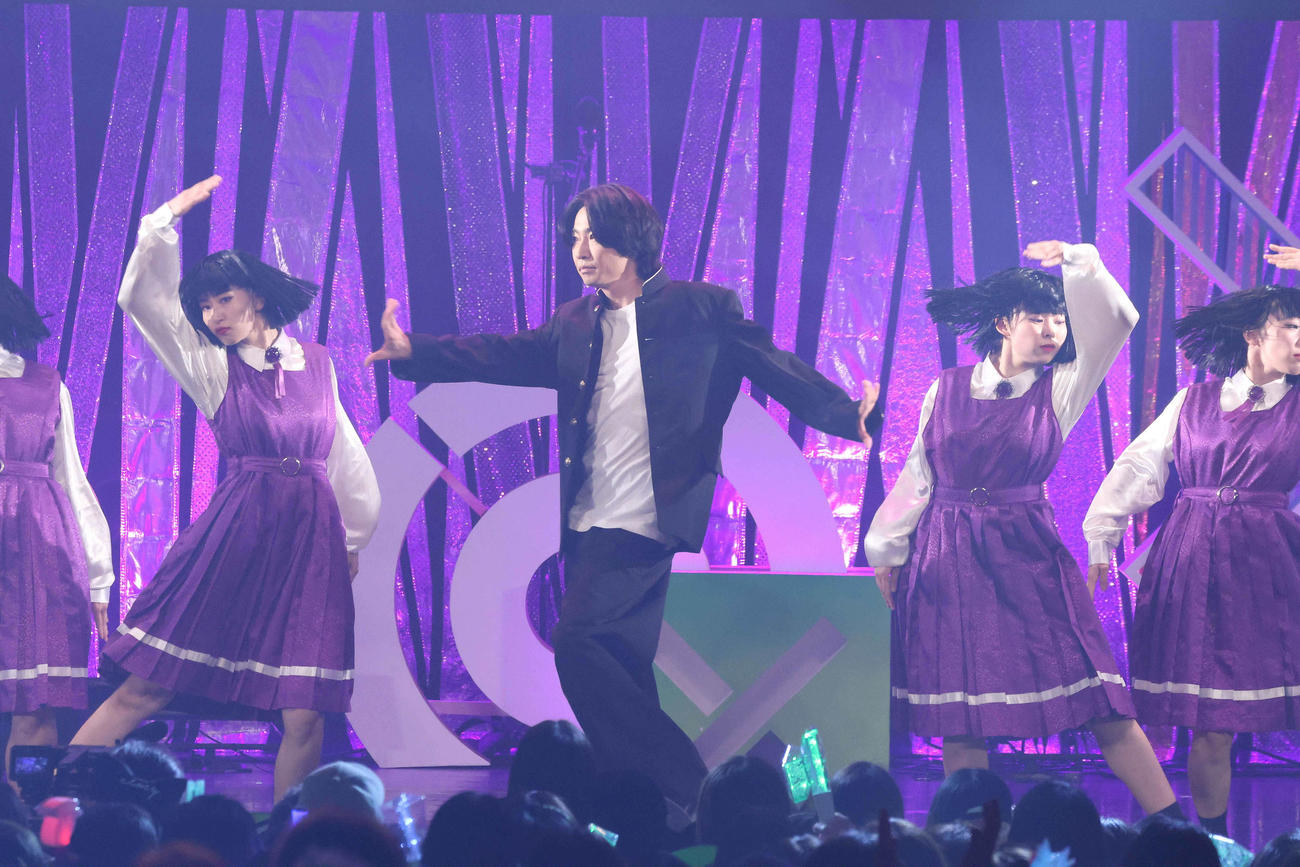 「相葉◎×部presents　覆面振付バトル部FES」に出演し、ダンスパフォーマンスを披露した相葉雅紀（中央）とアバンギャルディのメンバー