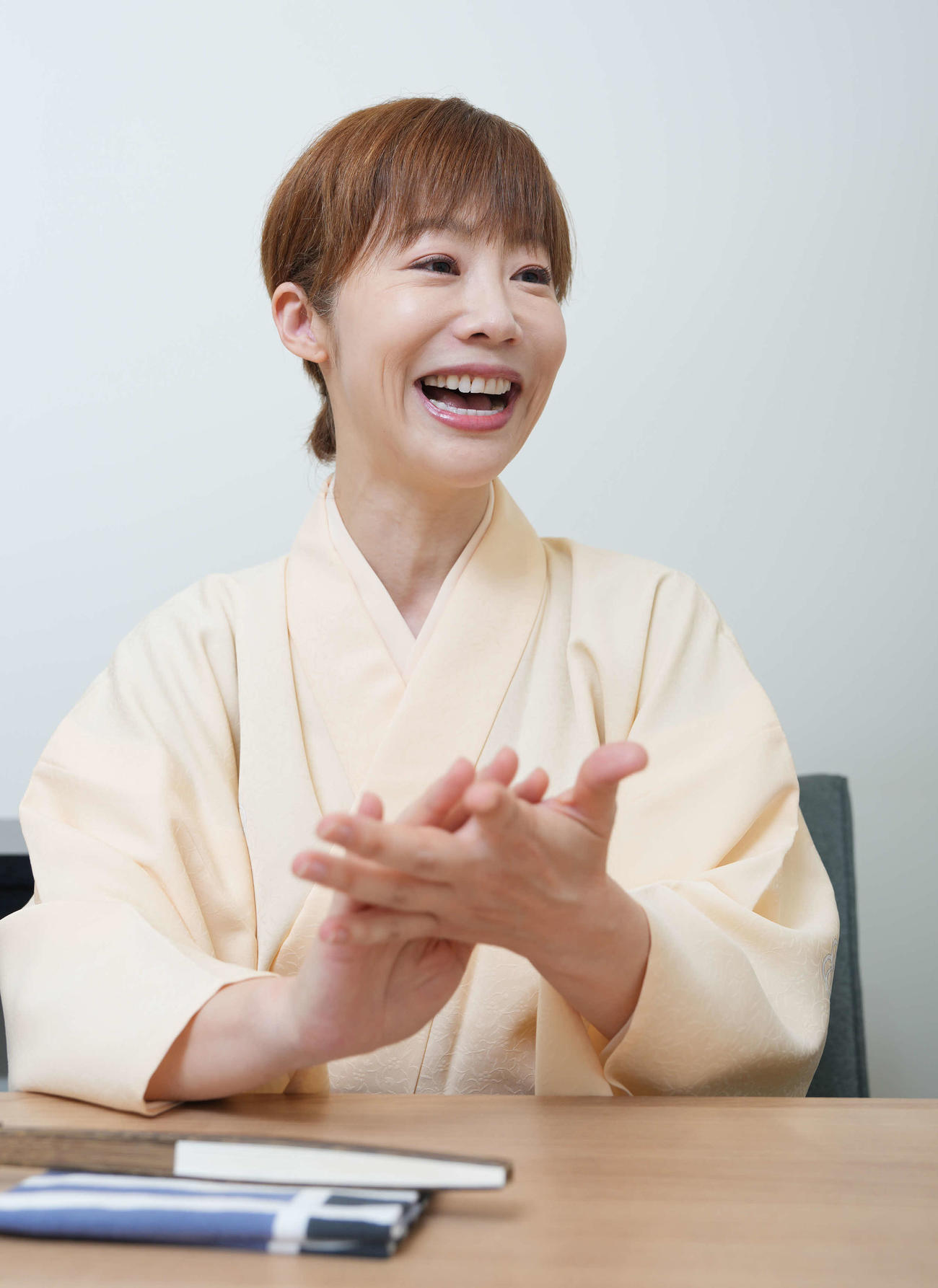 インタビューで笑顔を見せる蝶花楼桃花