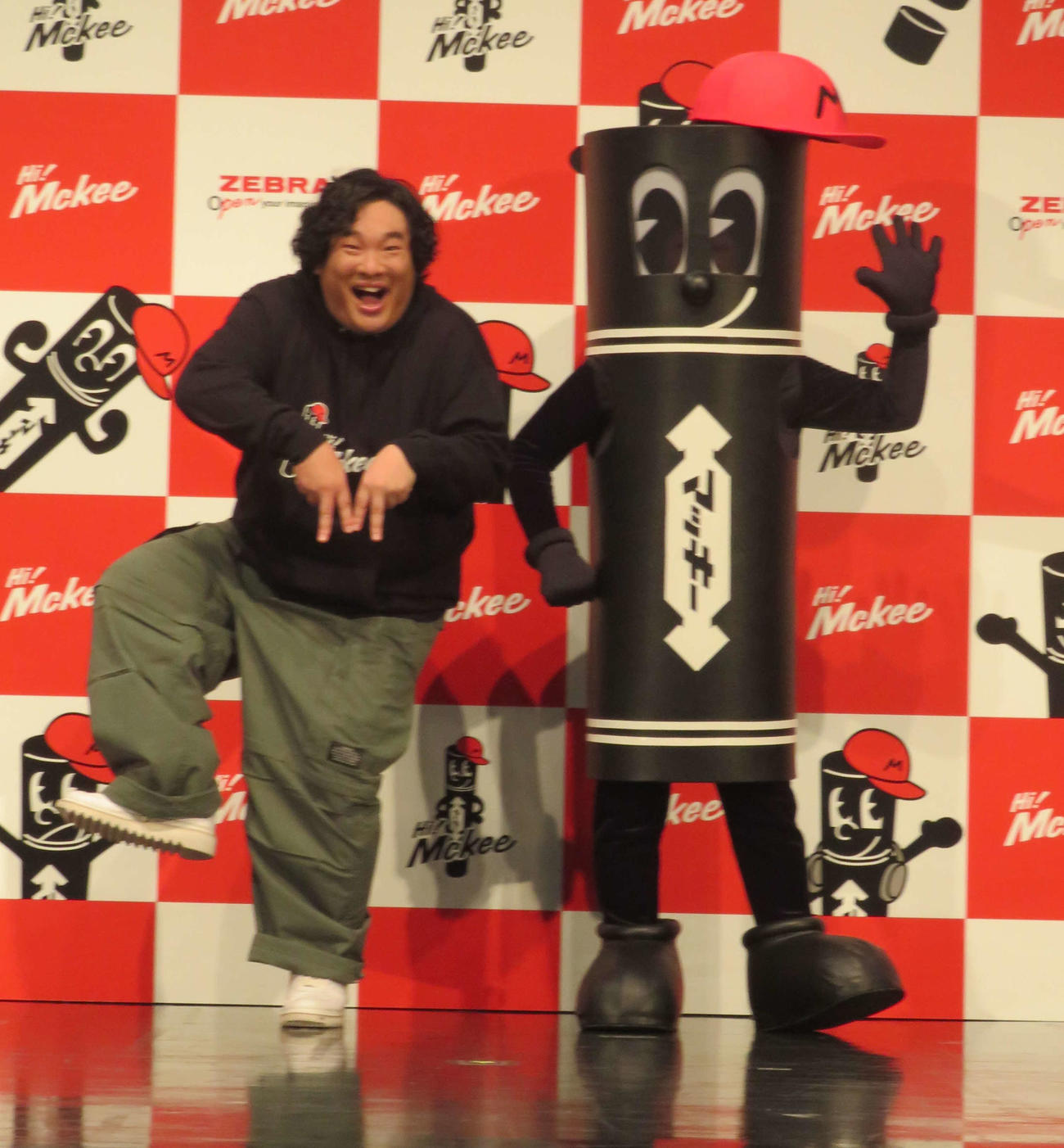 岡崎体育とゼブラの新キャラクター「Hi！　Mckee」
