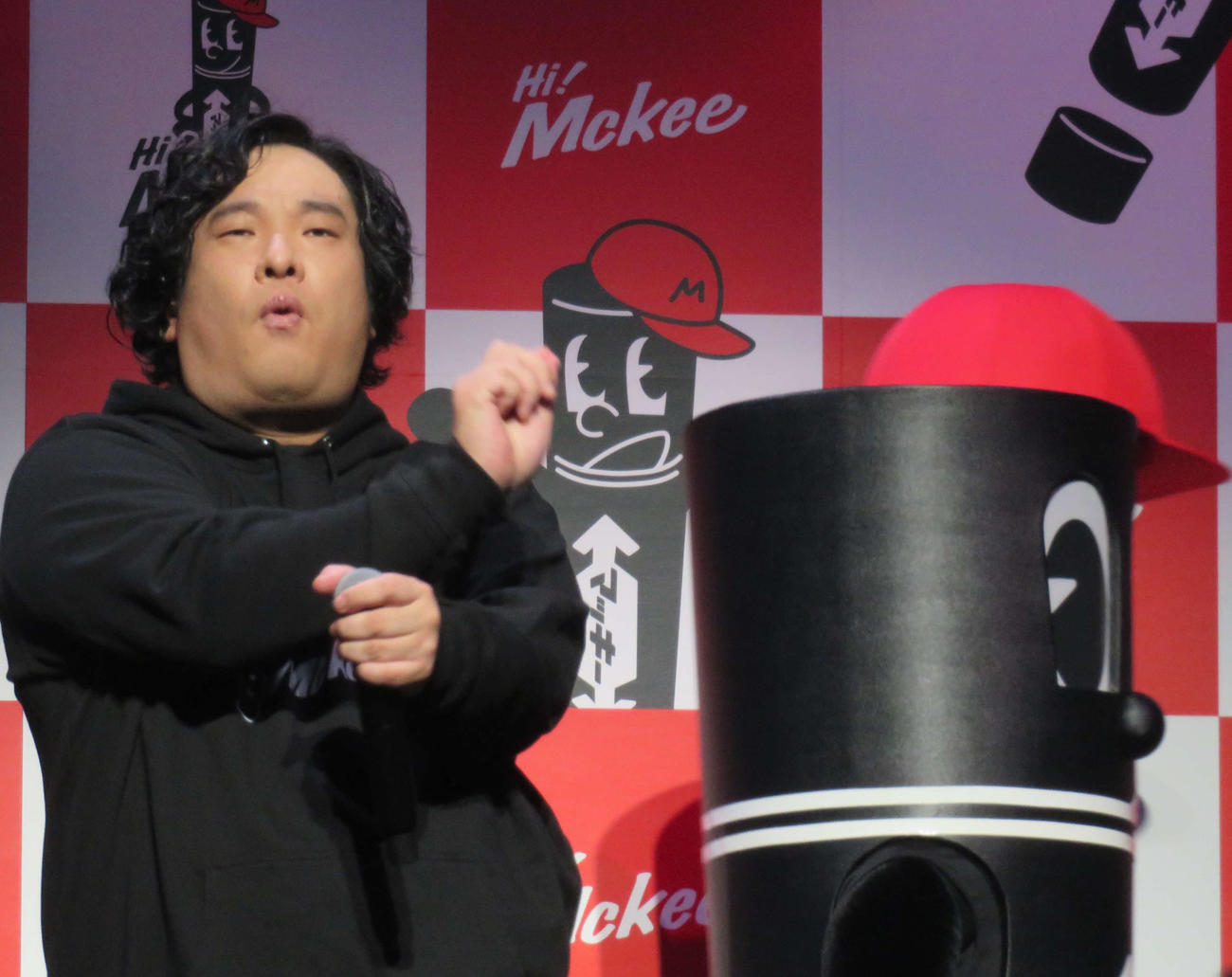 キャラクター「Hi！　Mckee」を従えて「Hi！　Mckee」を歌唱する岡崎体育