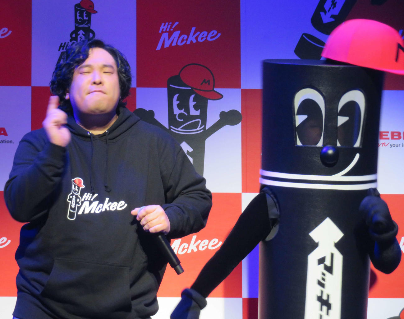 キャラクター「Hi！　Mckee」を従えて「Hi！　Mckee」を歌唱する岡崎体育