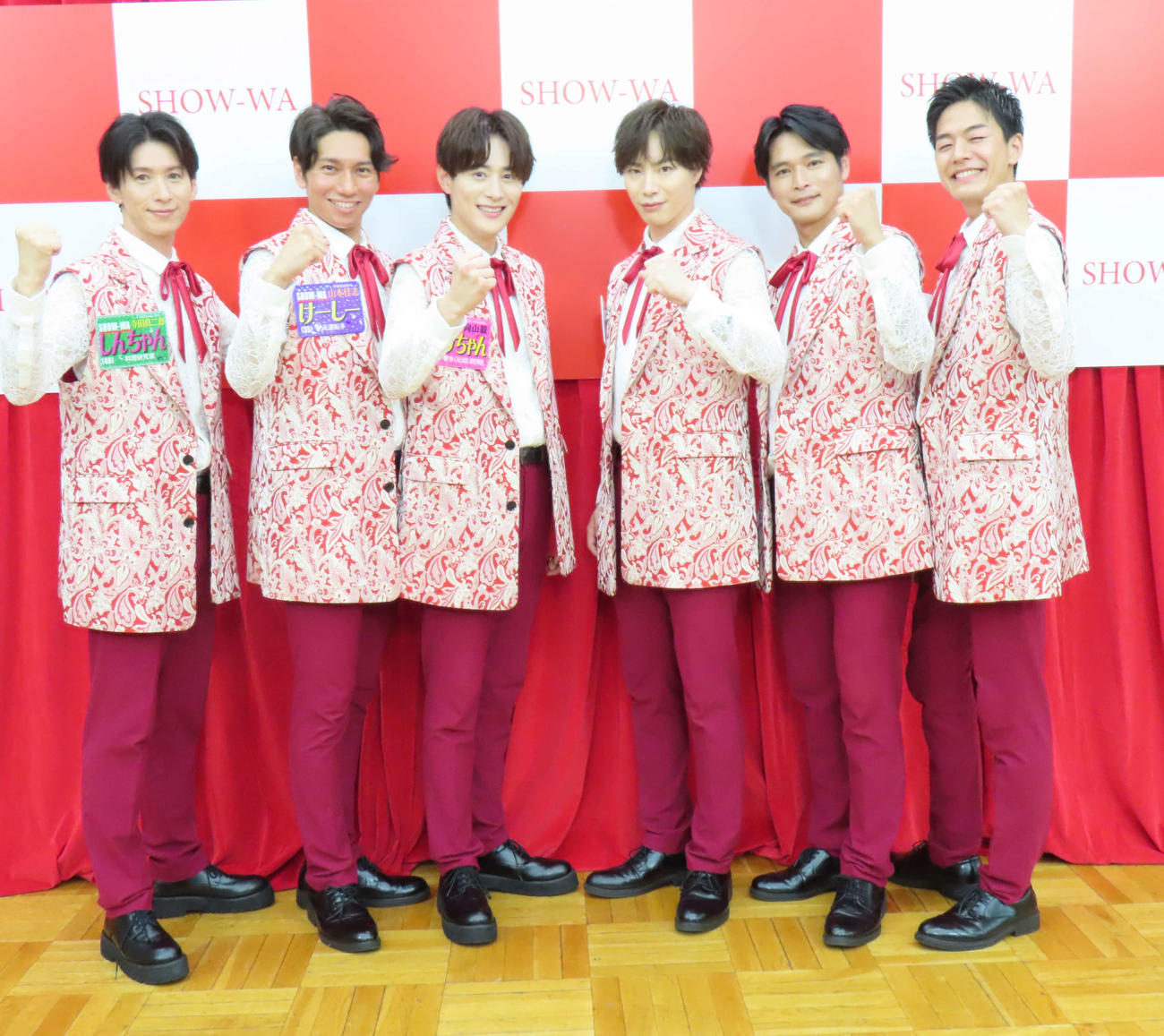 メジャーデビューが決まった昭和歌謡グループSHOW－WA。左から寺田真二郎、山本佳志、向山毅、塩田将己、青山隼、井筒雄太（撮影・横山慧）