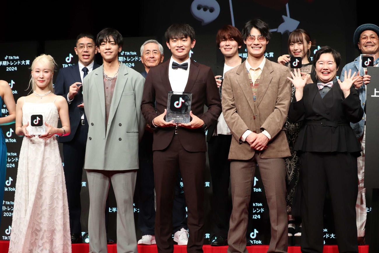 「TikTok上半期トレンド大賞2024」に登壇した後列左から田口翔一朗、まいひめおじさん、尼子風斗、うざみ、橋本淳平。前列左から乃紫、ごっこ倶楽部の後藤光輝、早坂架威、西條稔、プレゼンターのやす子（撮影・加藤理沙）