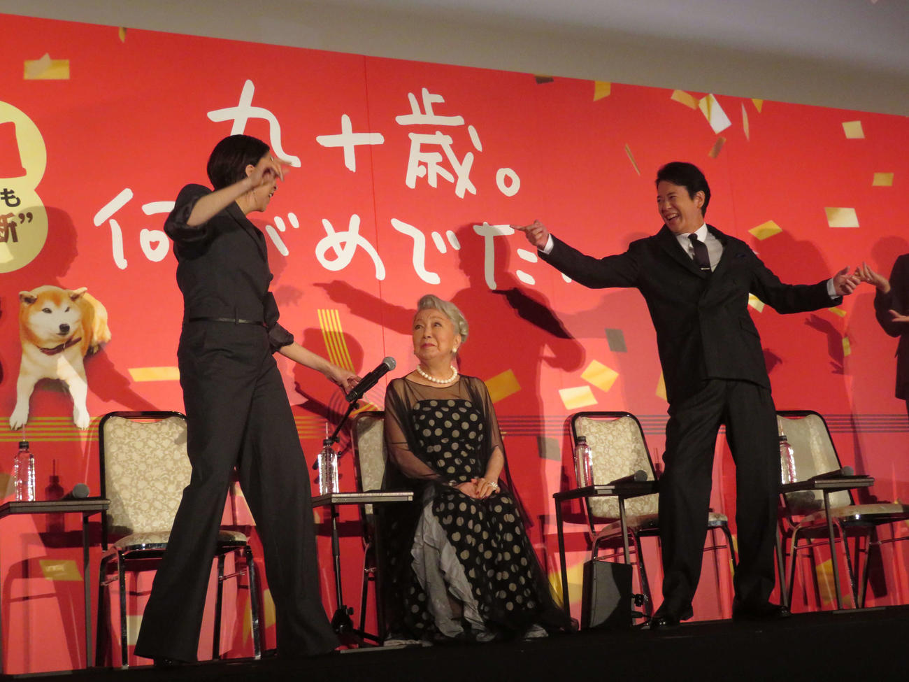 映画「九十歳。何がめでたい」祝公開前日祭で草笛光子（中央）を登壇時にエスコートした真矢ミキ（左）と唐沢寿明（撮影・村上幸将）