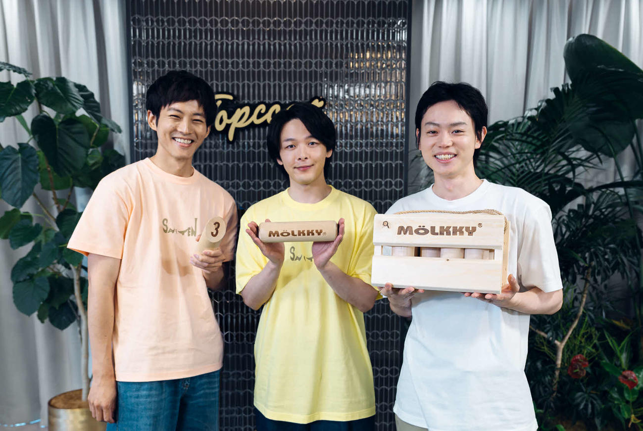 「TopCoat夏祭り2024～SAITEN～」で次世代スポーツに挑戦する、左から松坂桃李、中村倫也、菅田将暉（撮影小田周介）