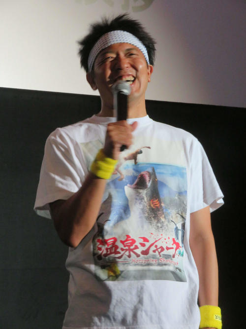 サンシャイン池崎「結構、高いのにひとかみ」映画「温泉シャーク」クラファンに15万円ぶっ込み？