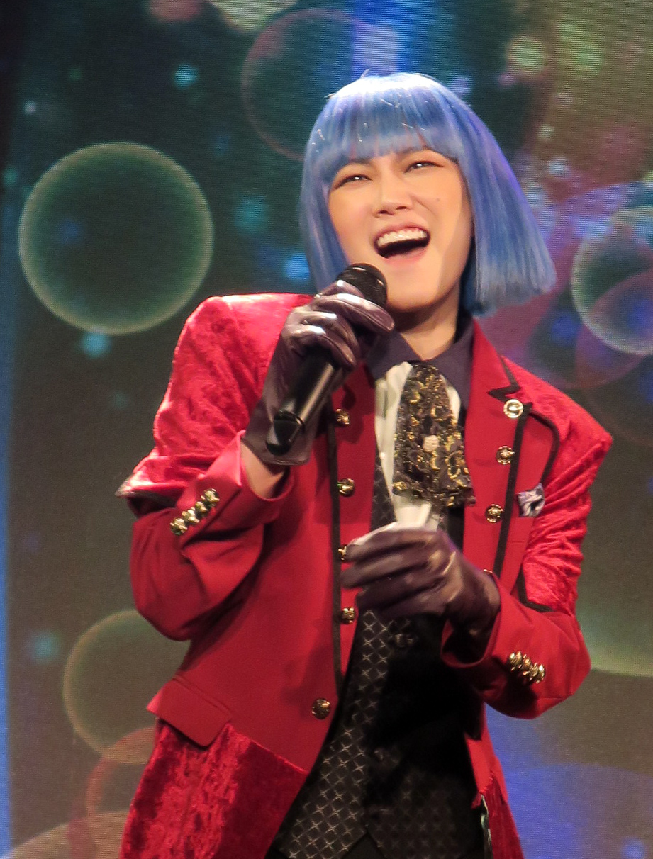 主演ミュージカル「七色いんこ」制作発表会で歌唱を披露する七海ひろき
