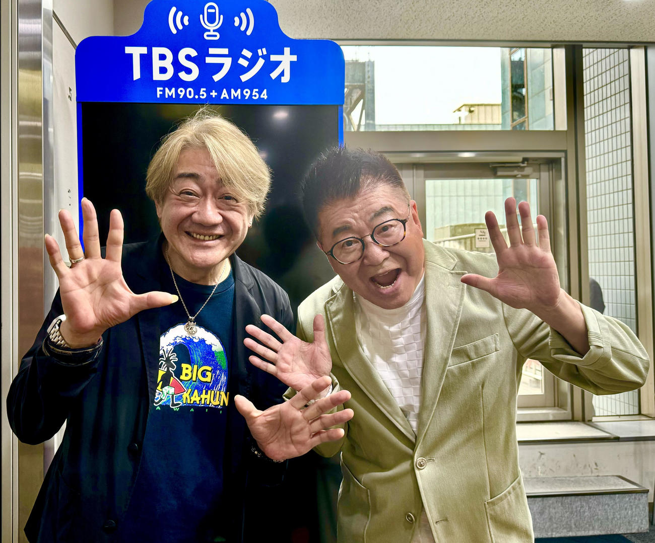 野村義男（左）と生島ヒロシ