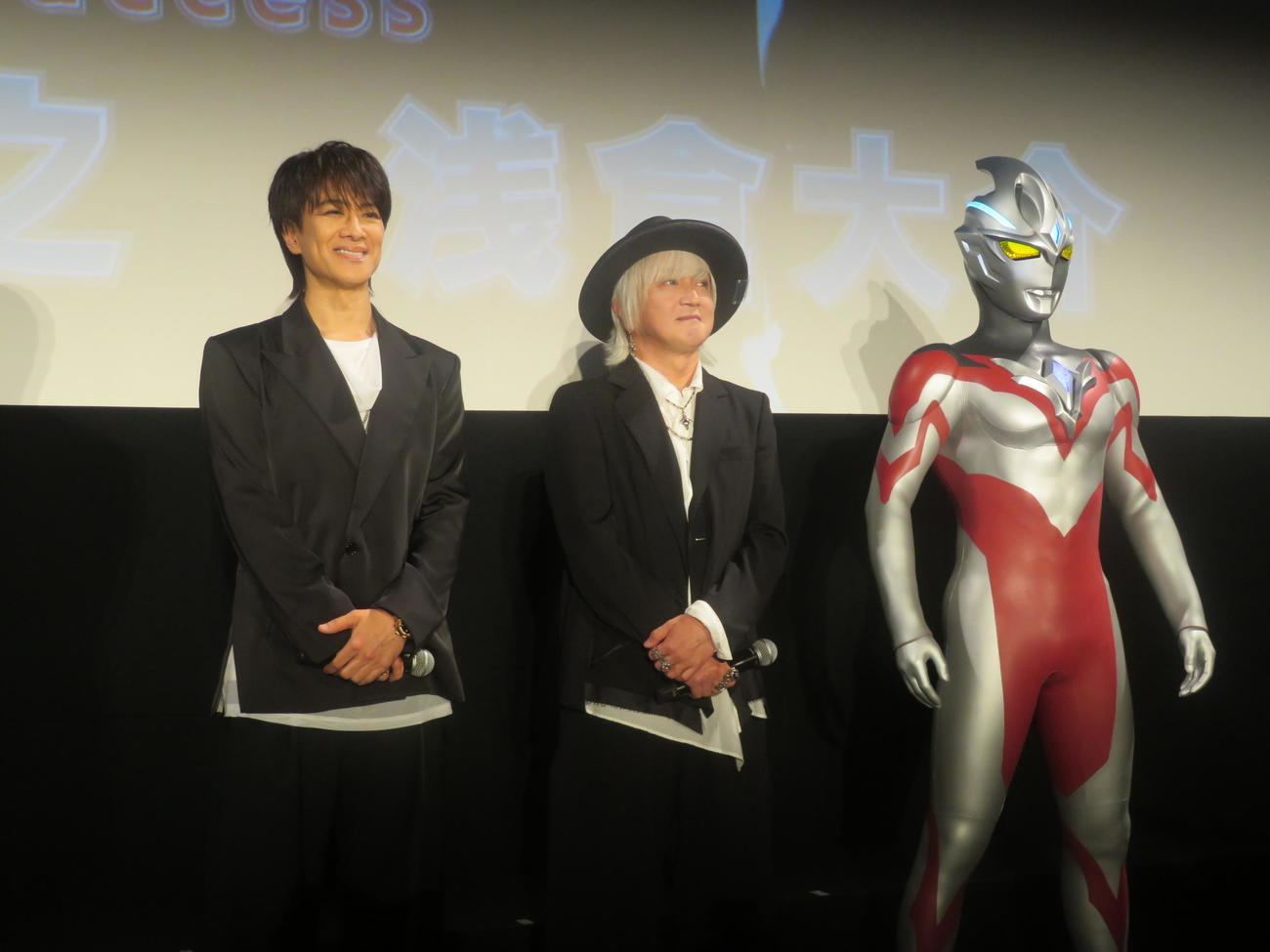 「ウルトラマンアーク」プレミア発表会に出席したaccess貴水博之（左）浅倉大介とウルトラマンアーク