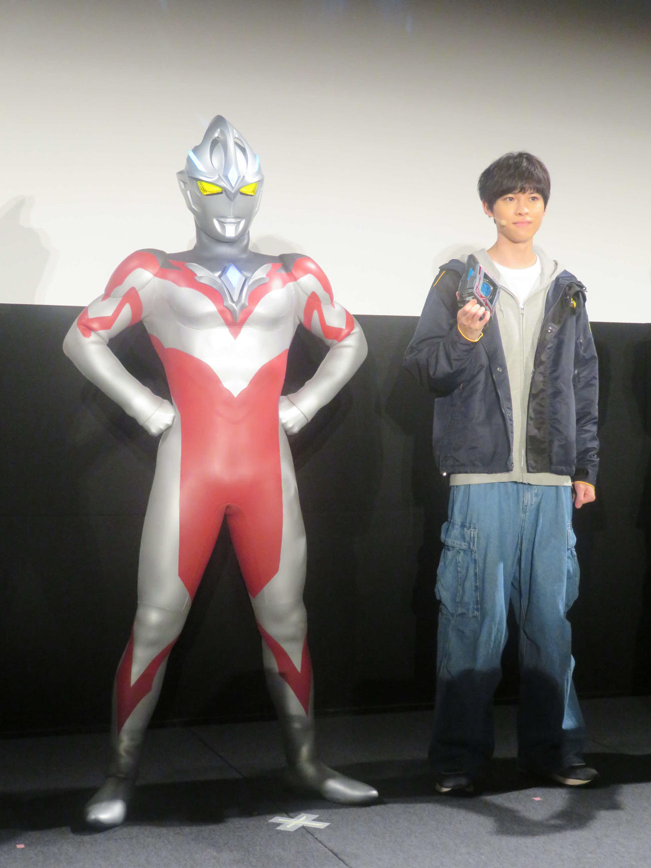 戸塚有輝（右）とウルトラマンアーク
