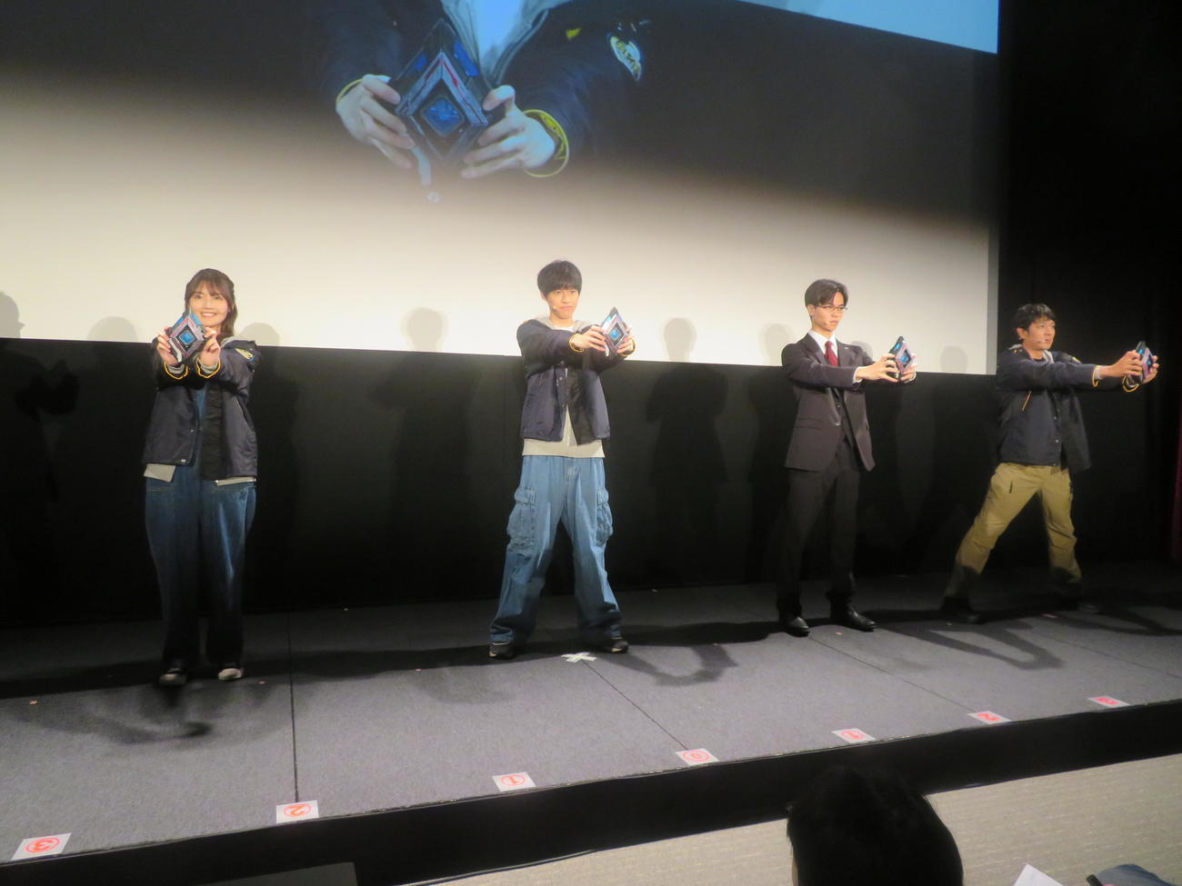変身ポーズを試みる、左から水谷果穂、戸塚有輝、金田昇、西興一朗