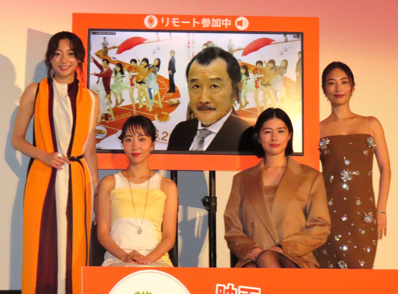 映画「おいハンサム！！」初日舞台あいさつに出席した、左から武田玲奈、木南晴夏、佐久間由衣、MEGUMI。中央画面は吉田鋼太郎