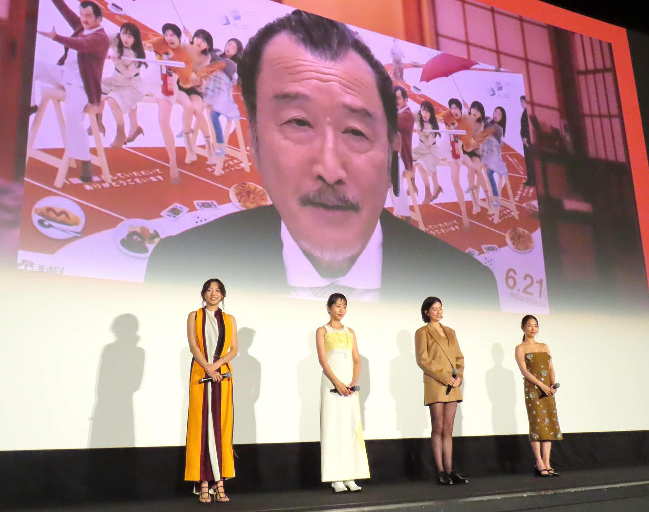 映画「おいハンサム！！」初日舞台あいさつに出席した、左から武田玲奈、木南晴夏、佐久間由衣、MEGUMI。後方画面は吉田鋼太郎