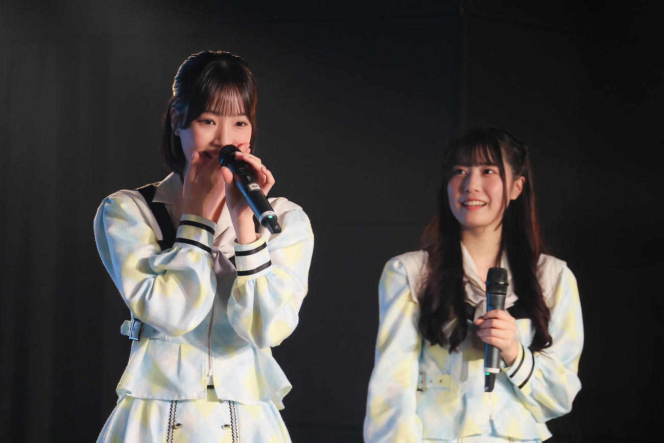 新生ラストアイドルからの改名を発表してあいさつして涙ぐむmy fav（マイファブ）の古松華（左）。右は黒瀬梨花