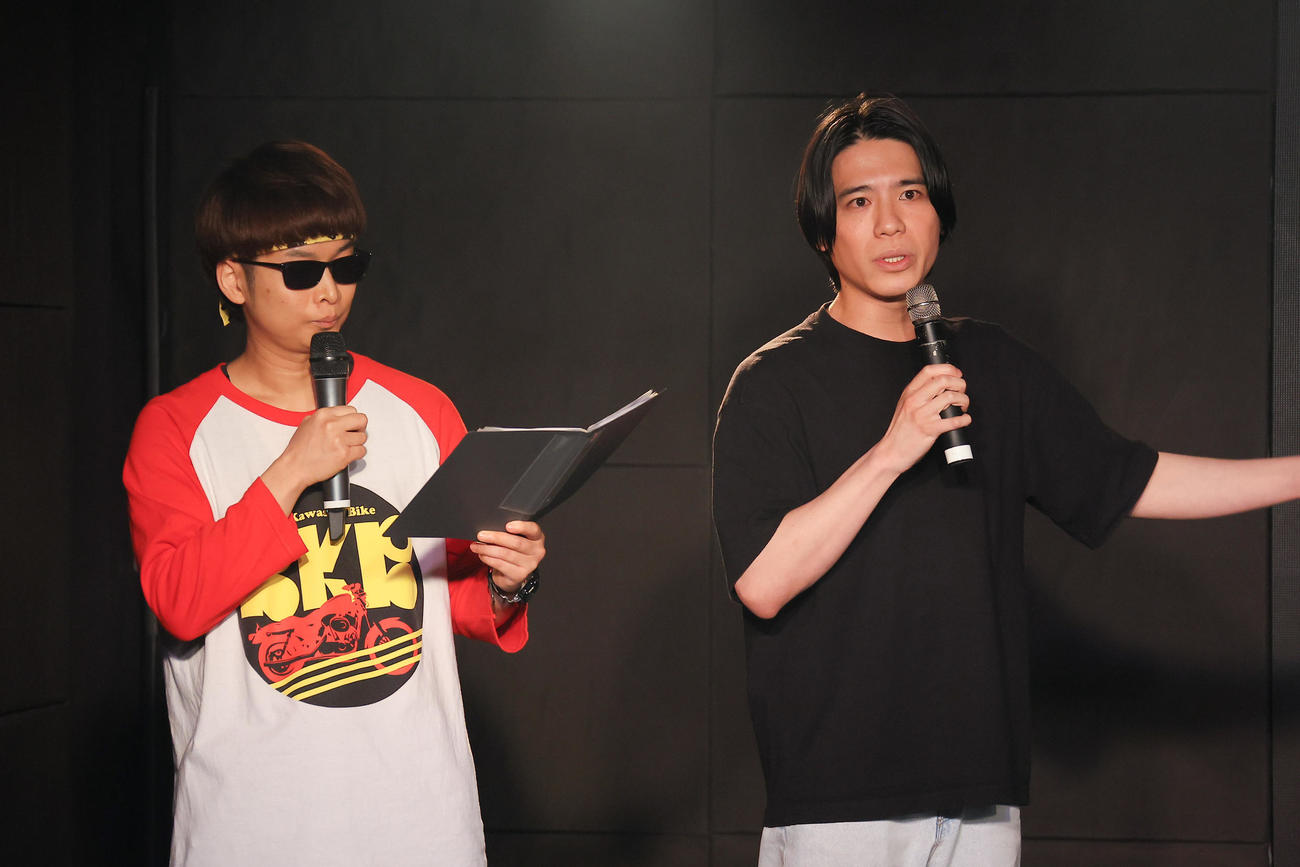 新生ラストアイドルからmy fav（マイファブ）への改名について説明する一ノ宮佑貴プロデューサー（右）。左はゲストMCのバイク川崎バイク　