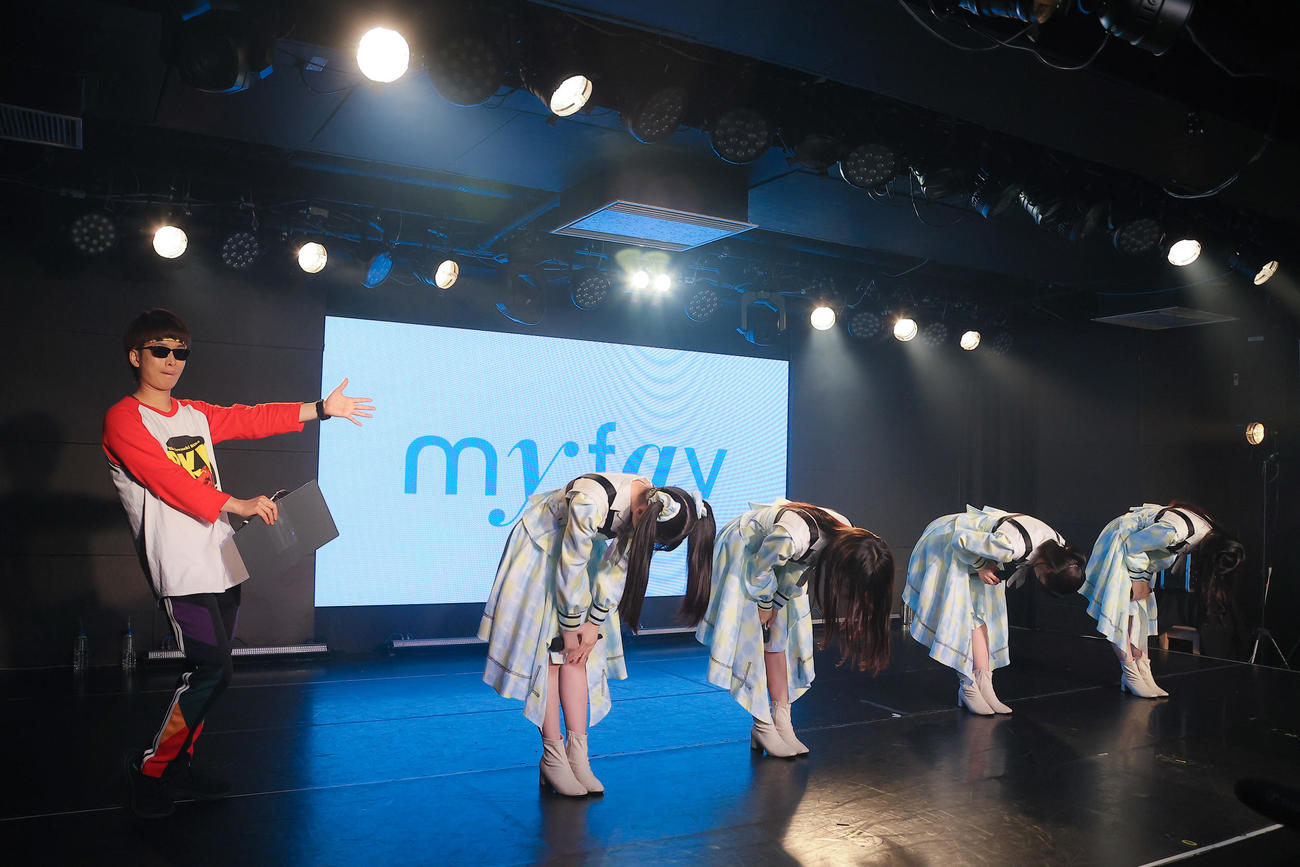新生ラストアイドルからの改名を発表してあいさつするmy fav（マイファブ）を温かく紹介するバイク川崎バイク（左）