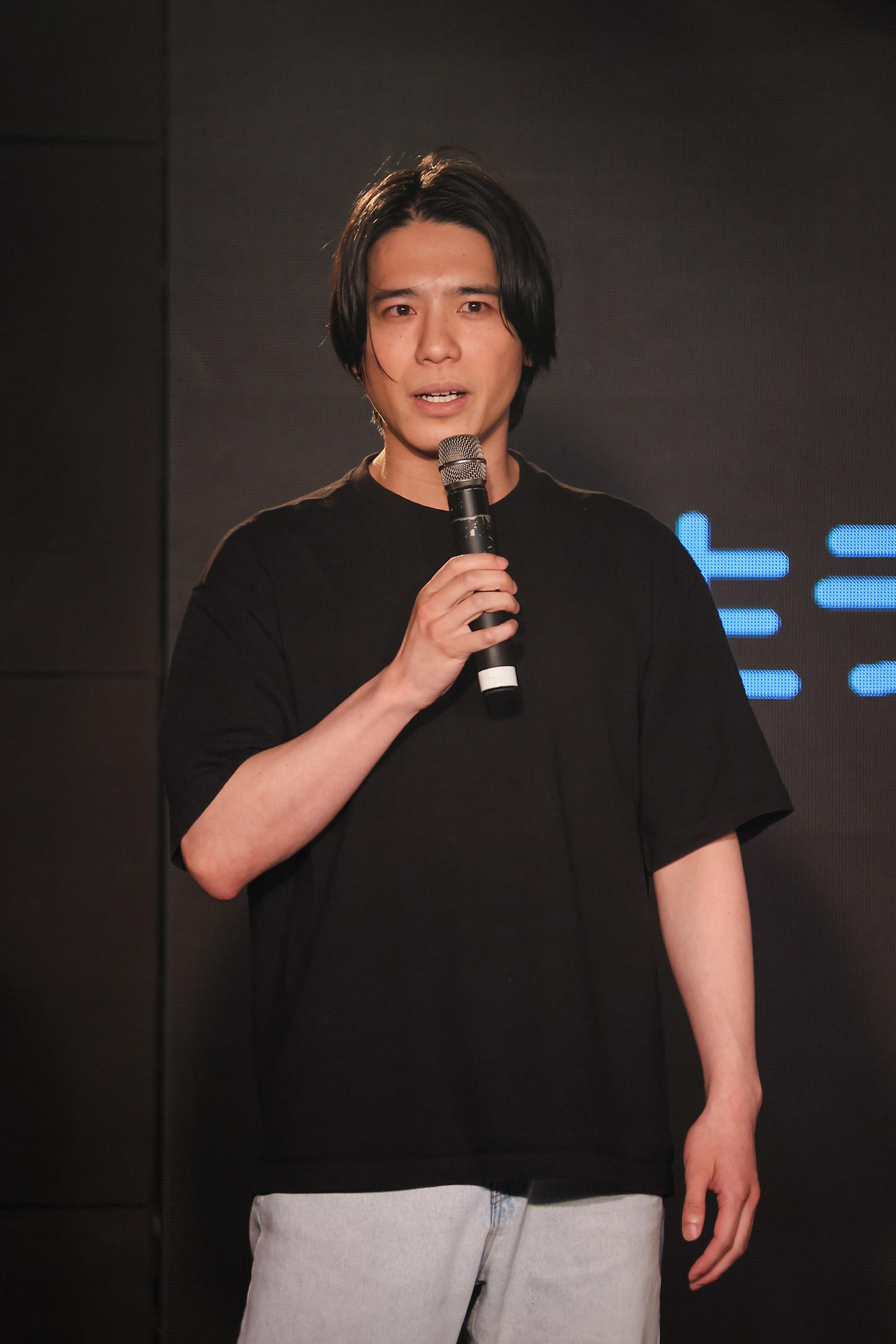 新生ラストアイドルからmy fav（マイファブ）への改名について説明する一ノ宮佑貴プロデューサー