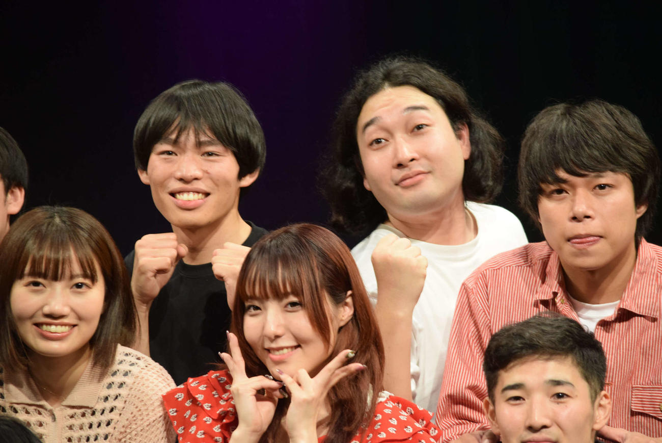 ABCお笑いグランプリ決勝進出を決めた「かが屋」加賀翔（左）と賀屋壮也（撮影・阪口孝志）