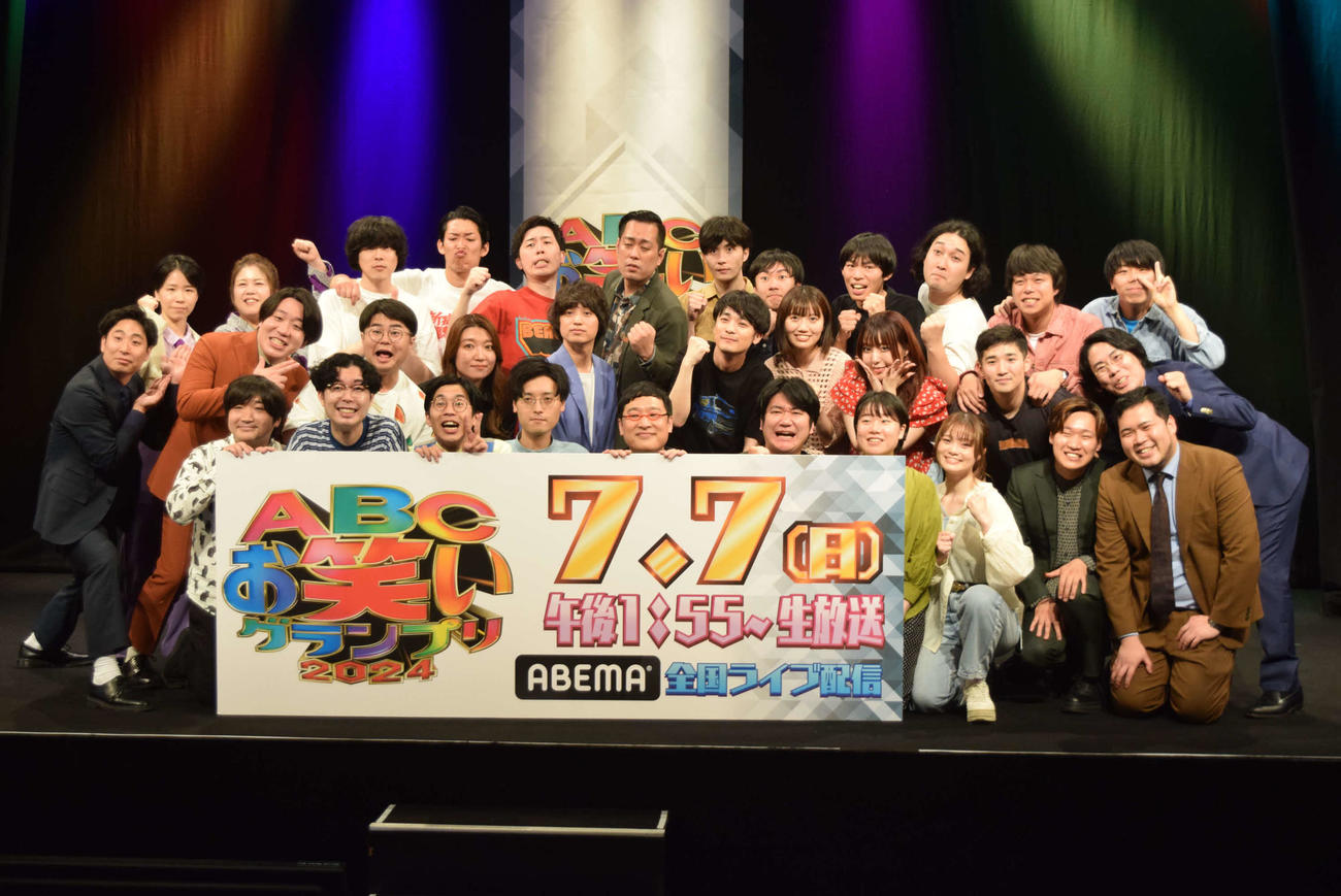 ABCお笑いグランプリ決勝進出者とMCを務める南海キャンディーズ山里亮太（前列左から5人目）（撮影・阪口孝志）