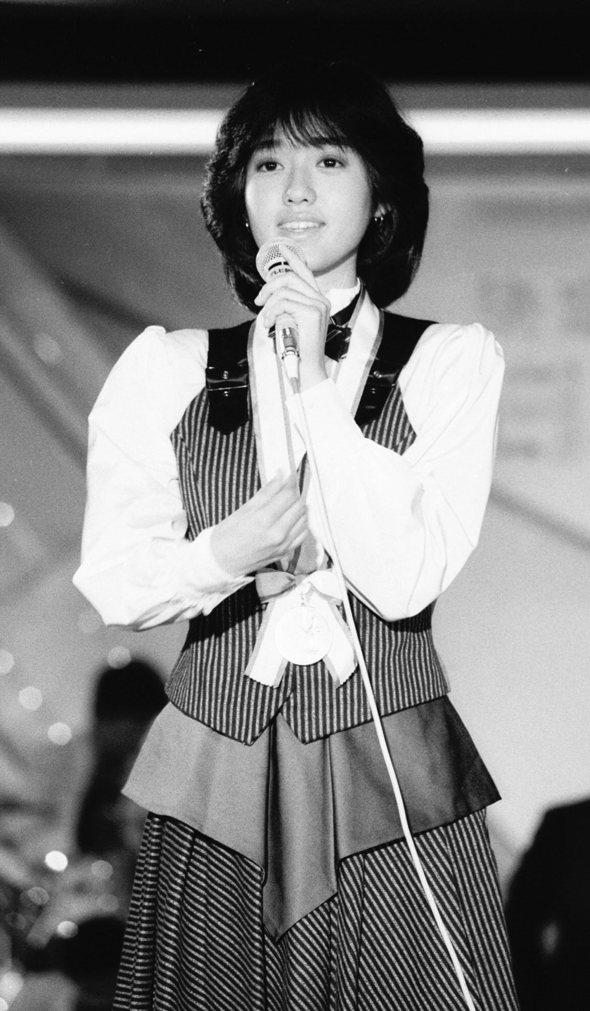 日本歌謡大賞ノミネートを受け熱唱する早見優（1982年11月撮影）