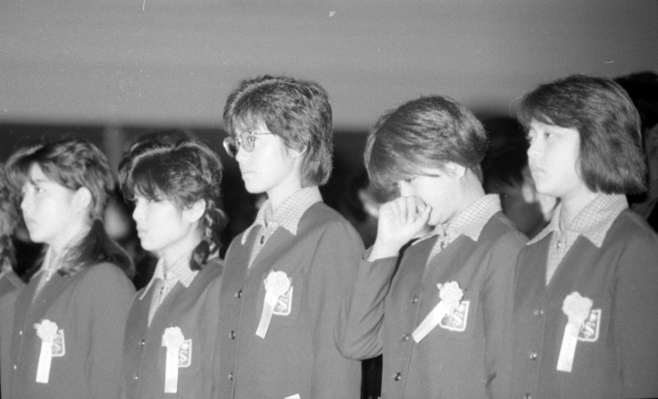 1985年3月、堀越学園卒業式で堀ちえみ（右から2人目＝18歳）、早見優（右から3人目＝18歳）