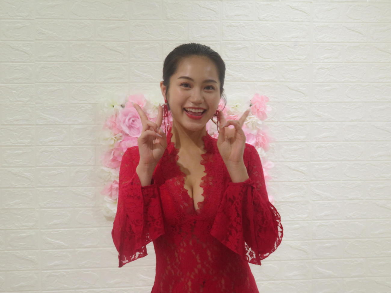 ピースする植原ゆきな