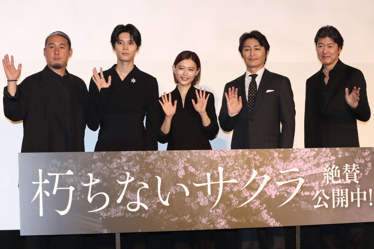 映画「朽ちないサクラ」公開記念舞台あいさつに登壇した左から原監督、萩原利久、杉咲花、安田顕、豊原功補（撮影・加藤理沙）