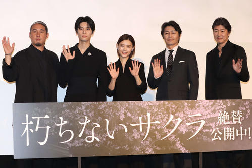 杉咲花「監督のお人柄」　映画「朽ちないサクラ」出演陣に「あぶ刑事」からサプライズメッセージ