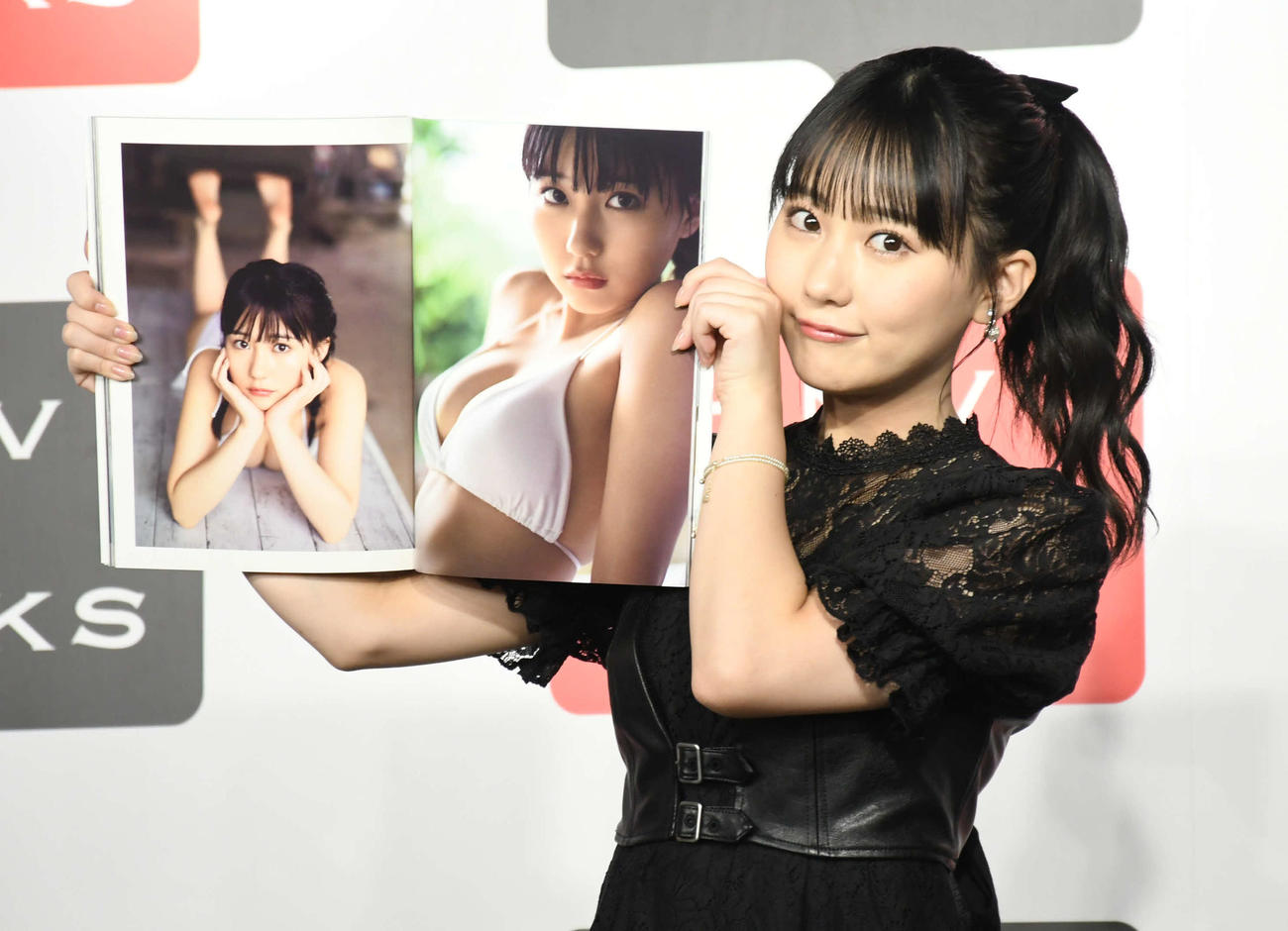 ファースト写真集「1／2少女」発売イベントでお気に入りショットを披露するHKT48時代の田中美久（2021年9月撮影）