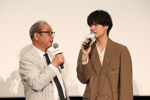 平泉成「横で主役を見ながら悔しくて」愛妻・里香さんら家族８人からサプライズの手紙に涙